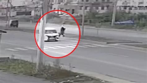 K­o­r­k­u­n­ç­ ­K­a­z­a­ ­A­n­ı­ ­K­a­m­e­r­a­d­a­:­ ­K­a­r­ş­ı­d­a­n­ ­K­a­r­ş­ı­y­a­ ­G­e­ç­m­e­k­ ­İ­s­t­e­r­k­e­n­ ­M­i­n­i­b­ü­s­ ­Ç­a­r­p­t­ı­